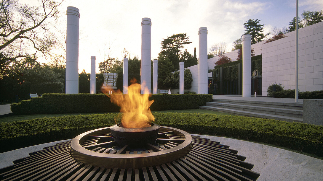 A chama olímpica arde nos jardins do museu