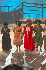 Elenco da adaptação para o teatro de Torto Arado agradece público ao fim de apresentação. Riquíssimo na explanação e desenvolvimento das personagens, mergulhamos e sentimos junto a elas, as suas emoções, seus medos, suas vitórias e suas derrotas, através de uma narrativa que muda de perspectiva à medida que muda a primeira pessoa que está narrando a história