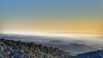 Contaminación del aire cerca de Haifa, 2017. Desde Hanita, kibutz situado en la Galilea occidental, hasta la vista del Monte Carnel, podemos ver el smog, Israel