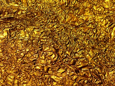 Sole, oro e cuore formano una corrispondenza simbolica che identifica la luce esteriore con quella interiore e il cuore con il centro luminoso dell’essere