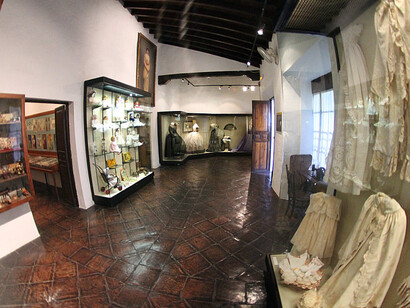 Vida burguesa, Exhibition view. Courtesy of Museo Unicaja de Artes y Costumbres Populares