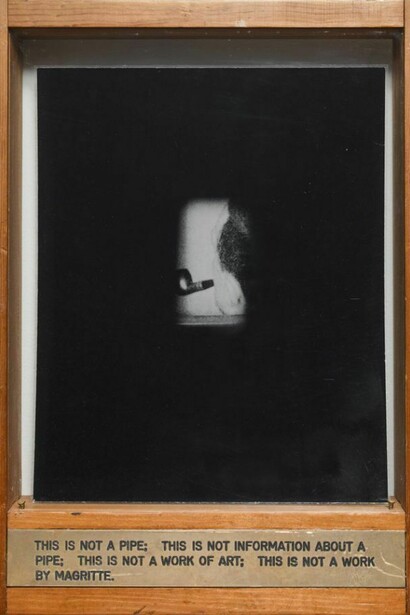 Luis Camnitzer, This is not a pipe. This is not information about a pipe. This is not a work of art. This is not a work by Magritte., 1974, Plaque de cuivre gravée, photographie contrecollée, verre et bois, 4,3 x 25,4 x 5,1 cm, Courtesy Alexander Gray Associates, New York
