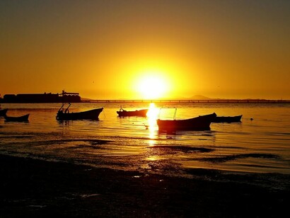 Barcas de pescadores al atardecer