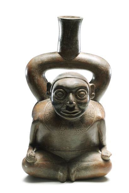 Bottiglia con raffigurazione antropomorfa di sciamano . Cultura Chavin-Cupisnique, 1000 a.C. Ceramica, cottura ossiriduzione . Altezza: 22,5 cm . Venezia, Collezione Ligabue
