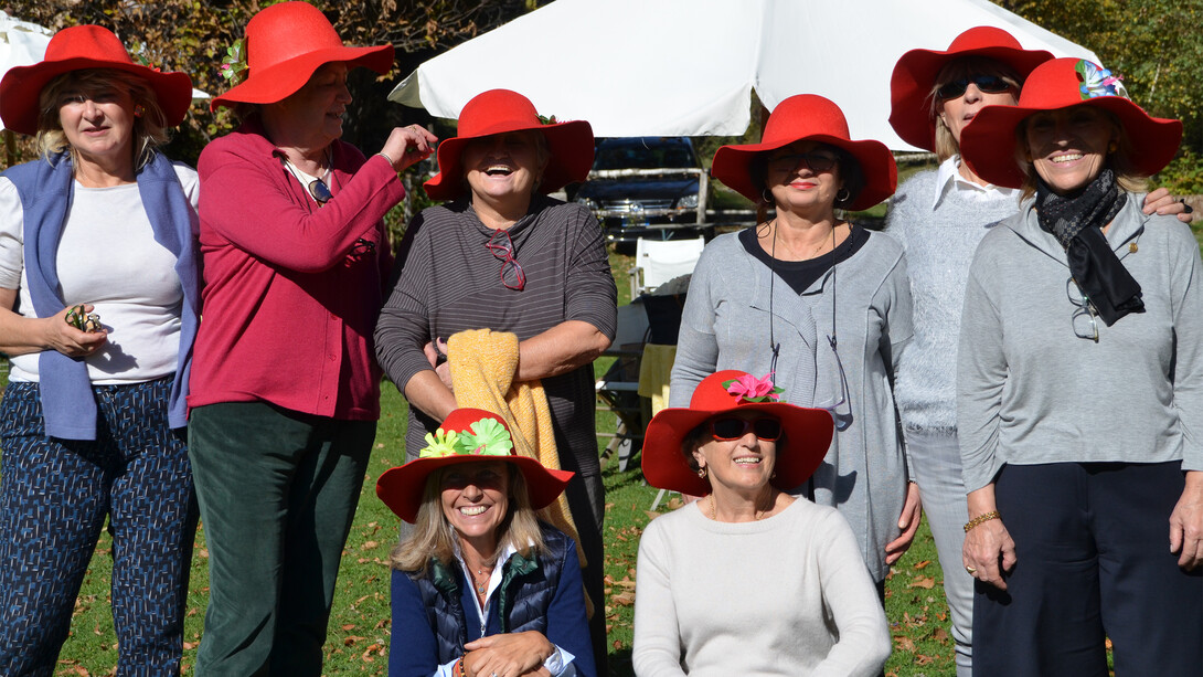 Jenny insieme alle sue "amiche preziose" durante una gita in Val d'Intelvi, Como, Italia (foto di Elisabetta Cantù Berzio)