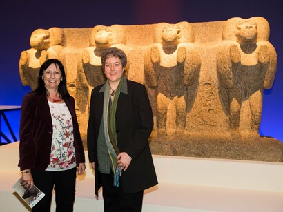 Hélène Guichard, conservadora jefe del departamento de Antigüedades Egipcias del Museo del Louvre, y Elisa Durán, directora general adjunta de la Fundación Bancaria “la Caixa”, junto al conjunto escultórico de babuinos