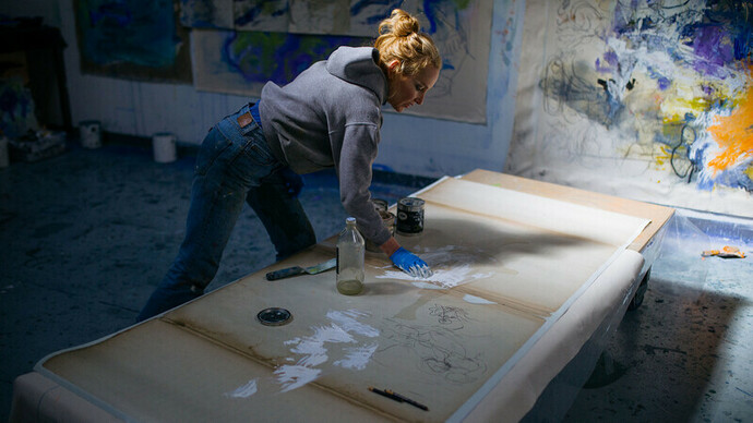 Rita Ackermann a lavoro nel suo laboratorio d'arte