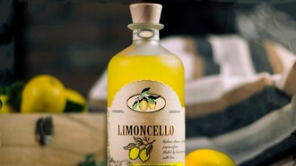 Il limoncello è un liquore dolce ottenuto dalla macerazione delle scorze di limone in alcol etilico