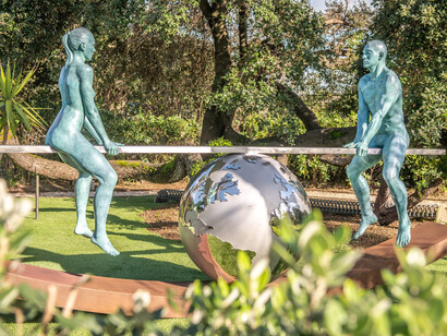 Lorenzo Quinn, All we need is love, exhibition view. Courtesy of Contini Art Gallery