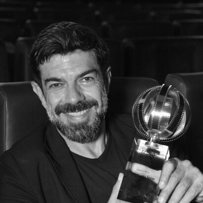Pierfrancesco Favino con il Globo d'Oro