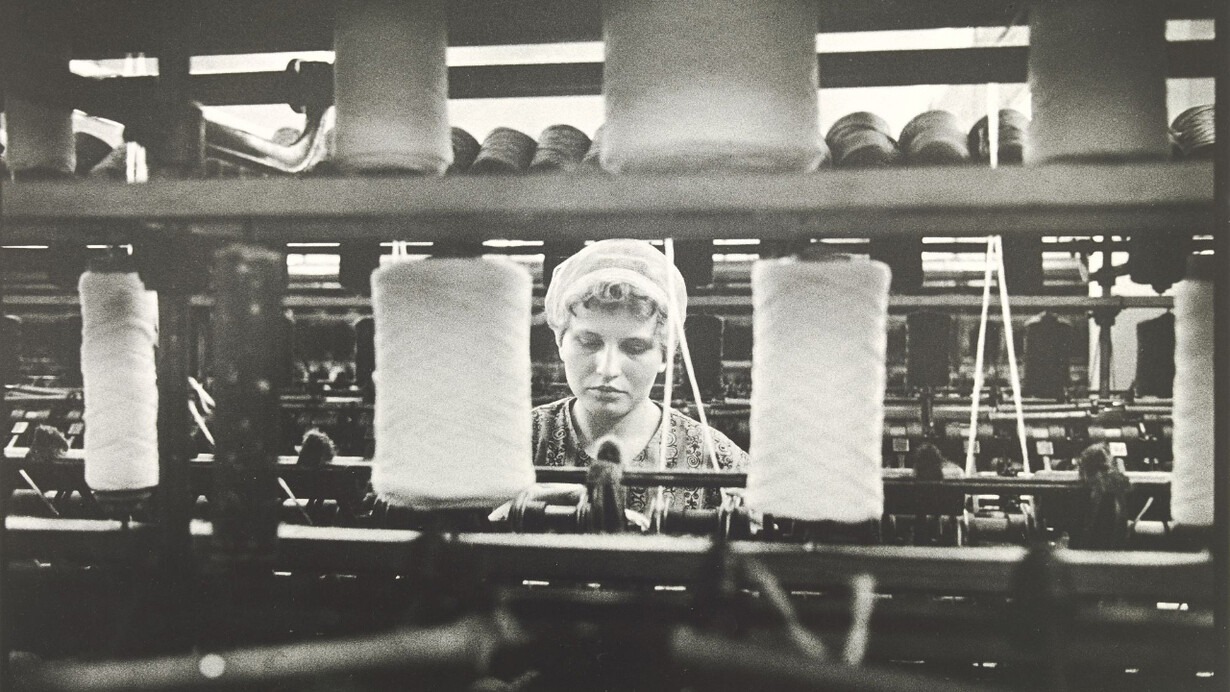 Evelyn Richter, Kammgarnspinnerei. Markkleeberg, 1970, Evelyn Richter Archiv der Ostdeutschen Sparkassenstiftung im Museum der bildenden Künste Leipzig. © Evelyn Richter Archiv (Reproduktionsrecht, Print); 2026 ProLitteris (Onlinerecht)