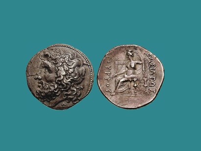 Tetradracma d'argento. Testa di Zeus a sinistra, con corona di quercia; A sotto. ΠΥΡΡΟΥ ΒΑΣΙΛΕΩΣ (BASILEWS PURROU), Dione seduta a sinistra, con scettro nella mano destra e velo sollevato con la sinistra