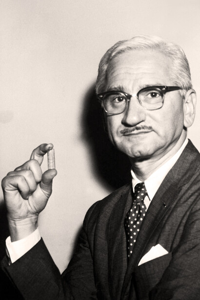 La vacuna oral de Sabin era más fácil de administrar que la vacuna desarrollada por Salk en 1954, y sus efectos más duraderos