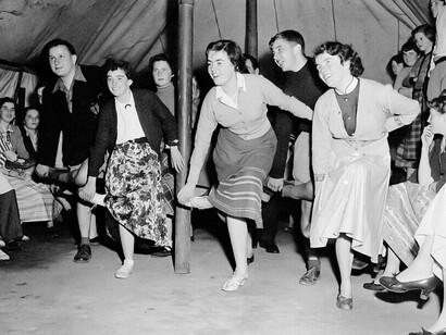 Soirée dansante des années 50/60 : élégance et insouciance d’une jeunesse réunie sur la piste, immortalisée en noir et blanc