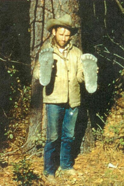 Roger Patterson con dos moldes de yeso de las huellas de un supuesto pie grande