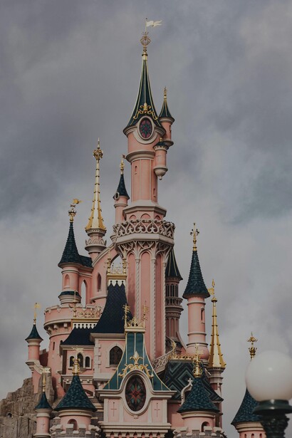 O castelo encantado e o cartão postal para um mundo mágico