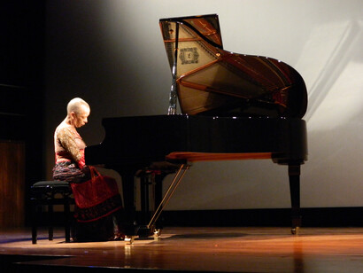 Maestra Teresita Gómez tocando el piano