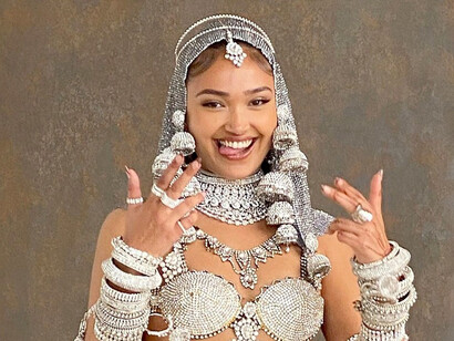 Joy Crookes destaca por sus letras introspectivas y socialmente conscientes, abordando temas como el racismo y la identidad cultural