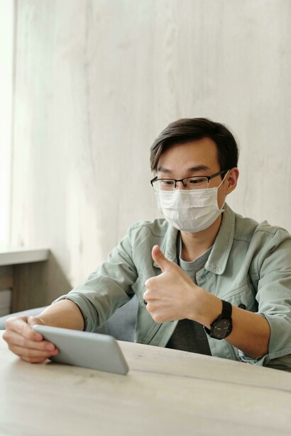 Joven recibiendo atención desde su celular. Los entornos digitales permiten a los pacientes recibir atención médica sin necesidad de desplazarse físicamente