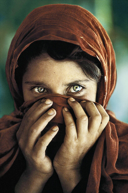 Steve McCurry, versión alternativa de La niña afgana. Retrata a Sharbat Gula momentos antes de la reconocida portada