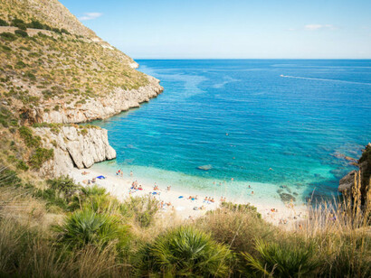 La Riserva dello Zingaro: un angolo di paradiso incastonato tra cielo e terra, caratterizzato da una vegetazione lussureggiante e variegata e da un mare cristallino