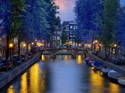 Canal en el centro de Ámsterdam