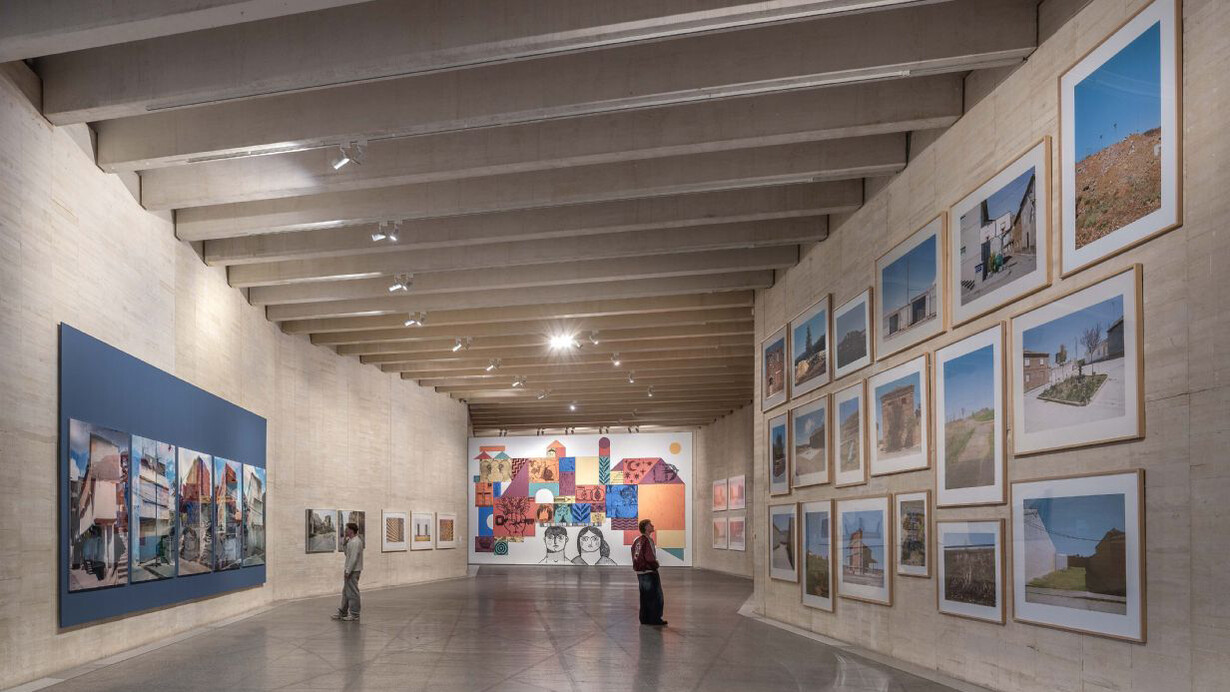 Varios artistas, ¿No hay nada como el hogar? Vista de exhibición. Cortesía de MUSAC
