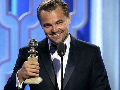 Leonardo DiCaprio con su Oscar como mejor actor