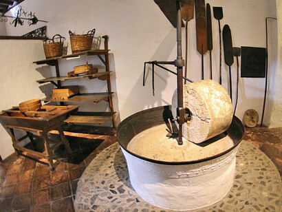Panadería: La tahona, Exhibition view. Courtesy of Museo Unicaja de Artes y Costumbres Populares