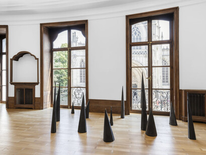 Patricia Ayres, Though poppies grow [ainda que floresçam as papoulas], vista da exposição. Cortesia da Galeria Mendes Wood DM
