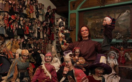 Cristina Mazzavillani Muti con i burattini della sua collezione 
