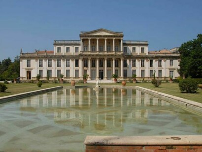 La grande vasca di gusto barocco, progettata da Pietro Porcinai, che fronteggia la facciata principale della villa.  
