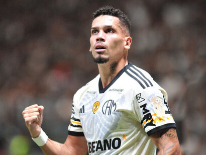Paulinho é jogador do time Atlético Mineiro e vem sofrendo preconceitos de torcedores do time adversário quanto à sua religião de matriz africana. Foto de Pedro Souza, Atlético Mineiro