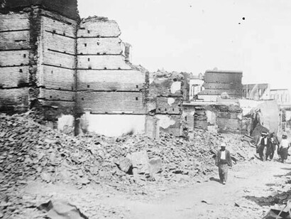 Después de la masacre, una calle de Adana en un barrio cristiano, junio de 1909. Cilicia, Turquía