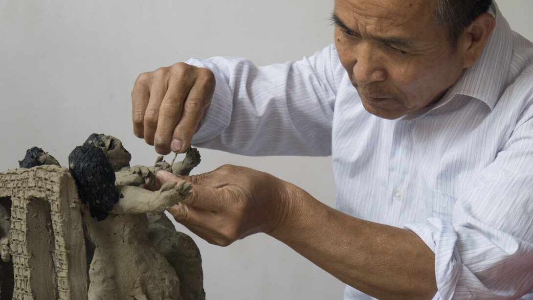 Hu Zhijun sculpting in his studio, Beijing,
China, 2015.
Photo by Sang Luo, courtesy Cai Studio