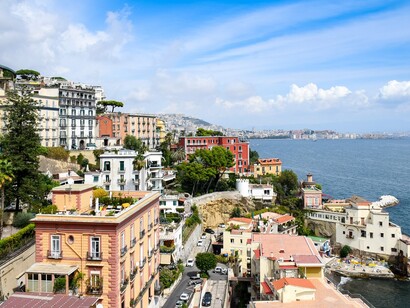 A Napoli più che in ogni altro luogo, siamo nello snodo che separa il mondo antico da quello moderno