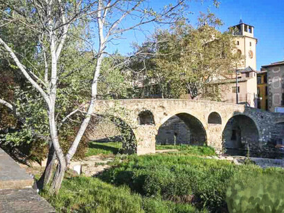 El puente cruza el río Mèder justo a las afueras de las murallas medievales del casco antiguo de Vic, Barcelona, España