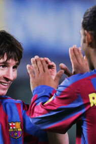 Ronaldinho Gaucho e Lionel Messi em campo quando jogavam pelo club Barcelona em 2008