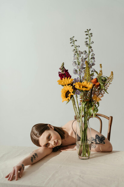 Com o apoio da terapia, é possível desconstruir comparações prejudiciais e cultivar uma relação mais saudável consigo mesma