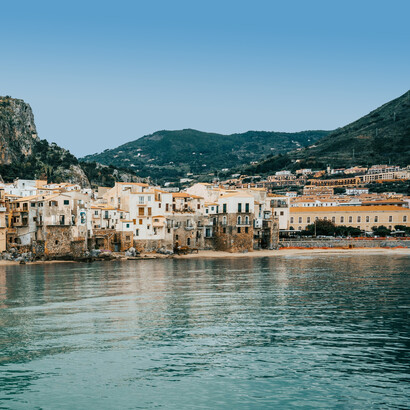 La Sicilia, isola al centro del mare, cresce nella contraddizione di essere aperta al mondo eppure profondamente sola, cullata e trattenuta dalle sue acque. Cefalù, Sicilia, Italia