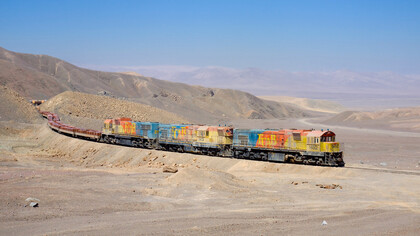 Tren de mercancías cargado con placas de cobre, Chile