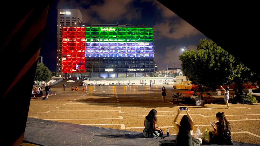 La bandera de Emiratos Árabes Unidos se proyecta en el ayuntamiento de Tel Aviv
