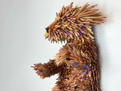 Arte da riciclo, cagnolino realizzato con matite colorate. © Federico Uribe. Opere uniche, fatte di umorismo, estro, stravaganza, passione, colore, bellezza e amore