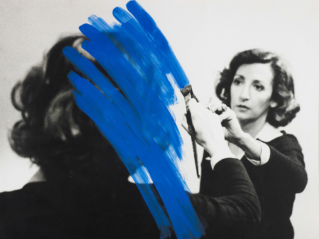 Helena Almeida, Pintura habitada [Peinture habitée], 1975, Acrylique sur photographie, 46 x 50 cm. Collection Fundação de Serralves – Museu de Arte Contemporânea, Porto. Foto Filipe Braga. © Fundação de Serralves, Po