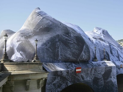 Vista de la instalación de JR. Pont Neuf, París, Francia. Foto: AKEZ