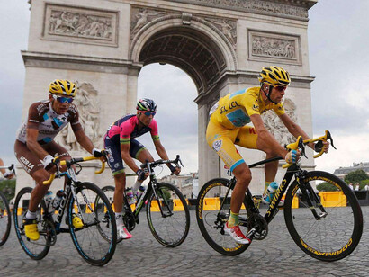 Il Tour de France passa dall'Arco di Trionfo di Parigi