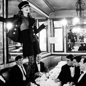 Arthur Elgort, Kate Moss at Cafe Lipp, Paris, Vogue Italia,1993. © Arthur Elgort, courtesy of Fahey/Klein Gallery, Los Angeles