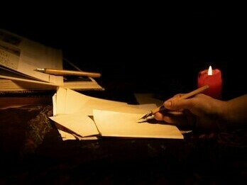 Admito que o filme me fisgou. Fiquei pensando em diversos momentos em como alguém pode ter essa capacidade de criatividade e o que seria necessário na vida para estimular tal poder de criação. Acreditem ou não, quando pequena, eu, minha irmã e meus primos criamos um universo só nosso para brincarmos