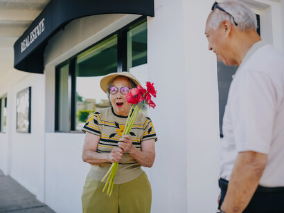 Esposa ganha flores de seu companheiro de longa data