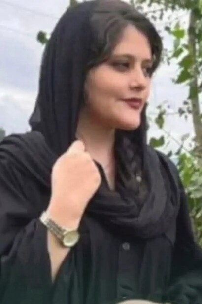 Mahsa Amini. La sua tragica morte, dopo essere stata arrestata dalla polizia morale iraniana, ha scatenato un'ondata di proteste contro l'oppressione delle donne in Iran